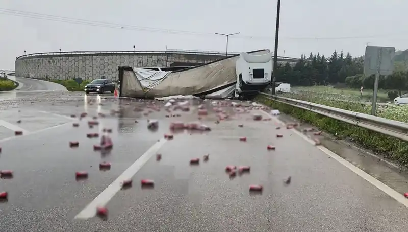 TIR Kazası: Yolda İçkiler Saçıldı, Olay Anı Görenleri Şaşkına Çevirdi