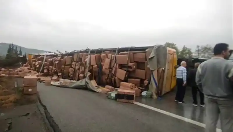 Ankara Yönünde TEM Otoyolunda TIR Devrildi, Trafik Kilitlendi!