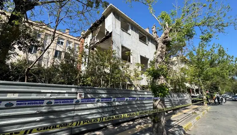 Bakırköy'de Metruk Bina Depremde Kısmen Çöktü: İhmal Devam mı Ediyor?