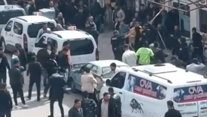Erciş'te Taşlı Sopalı Kavga: 7 Gözaltı, Olayın Perde Arkası Ne?