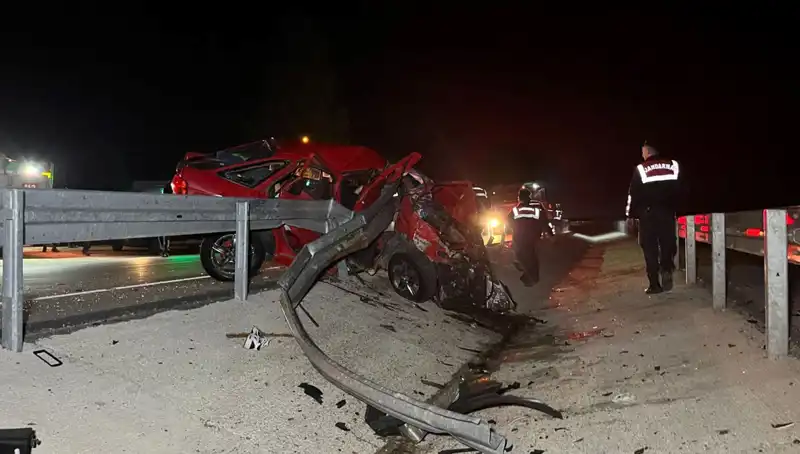 Bariyerlere Çarpan Otomobildeki Korkunç Kaza: İki Can Kaybı