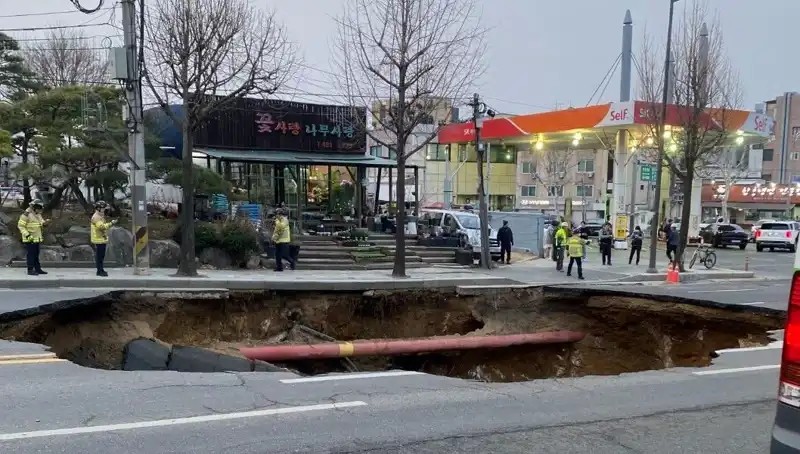 Güney Kore'de Dev Çukur Motosikleti Yutunca Korkutan Kaza: 1 Kayıp, 1 Yaralı