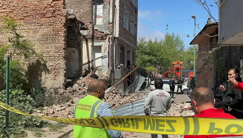 İstanbul Fatih'te Deprem Sonrası Çöken Bina Şok Yarattı