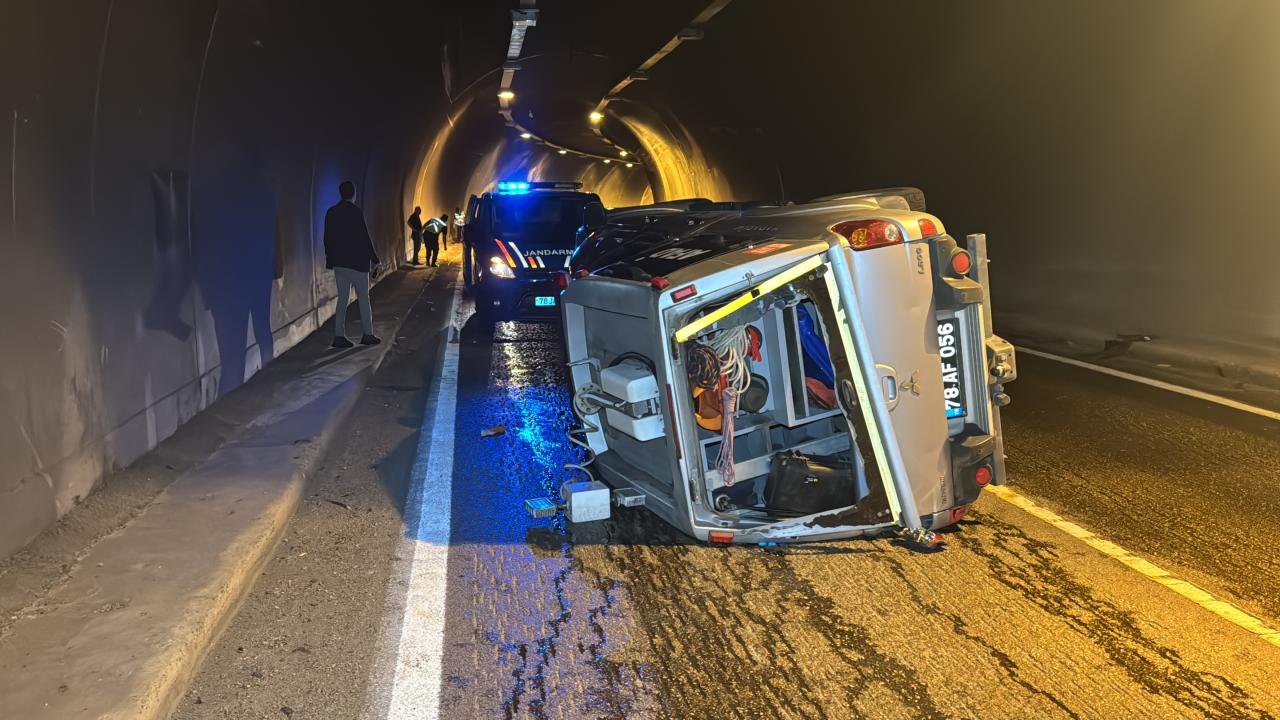 Karabük’te Kazaya Giden AFAD Aracı Devrildi: 2 Görevli Yaralandı