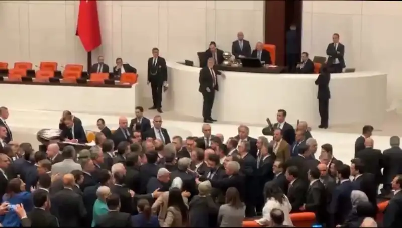 Mecliste Şok: Emekli İkramiyesi Tartışması Kavga ile Sonuçlandı!