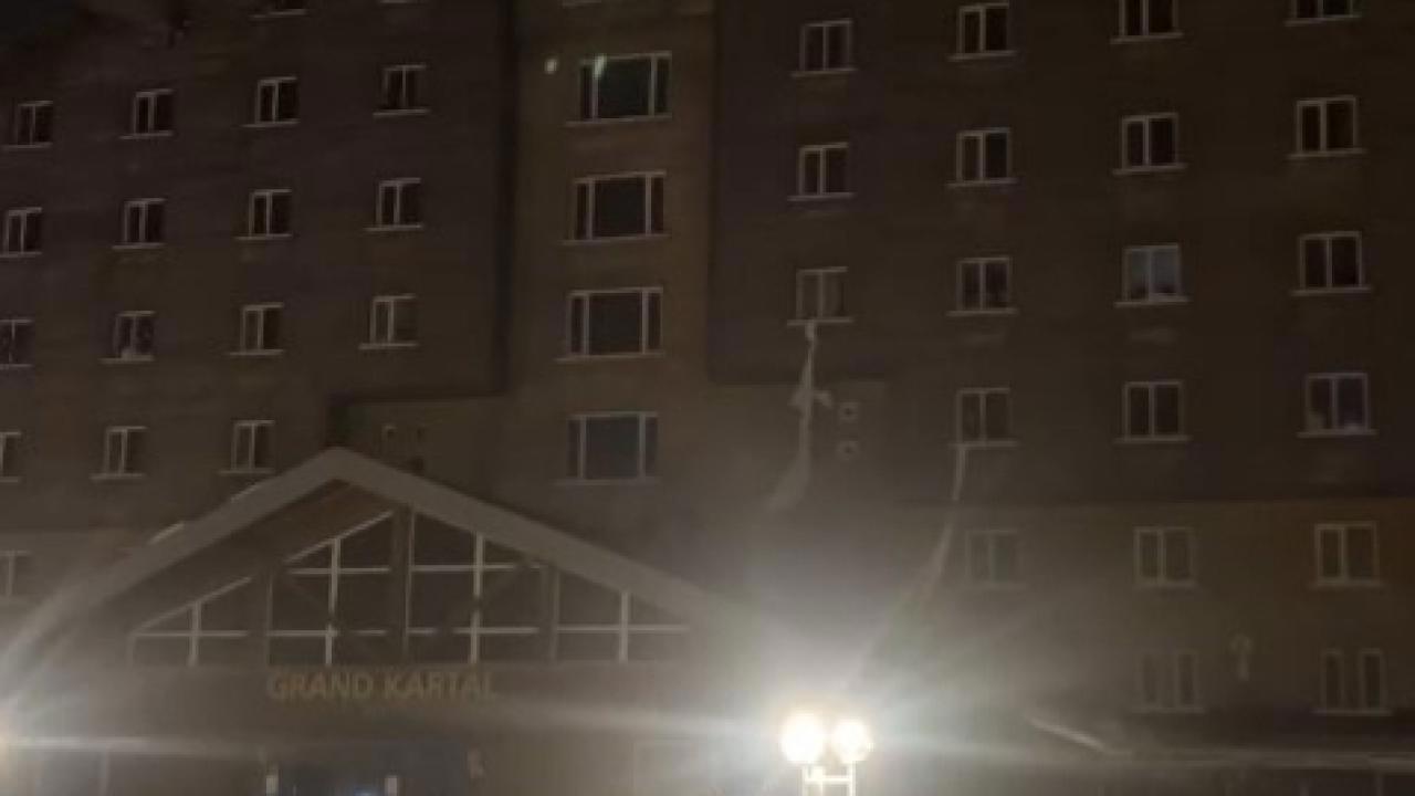 Otel Yangınında Çarşaflarla Kurtarıldılar