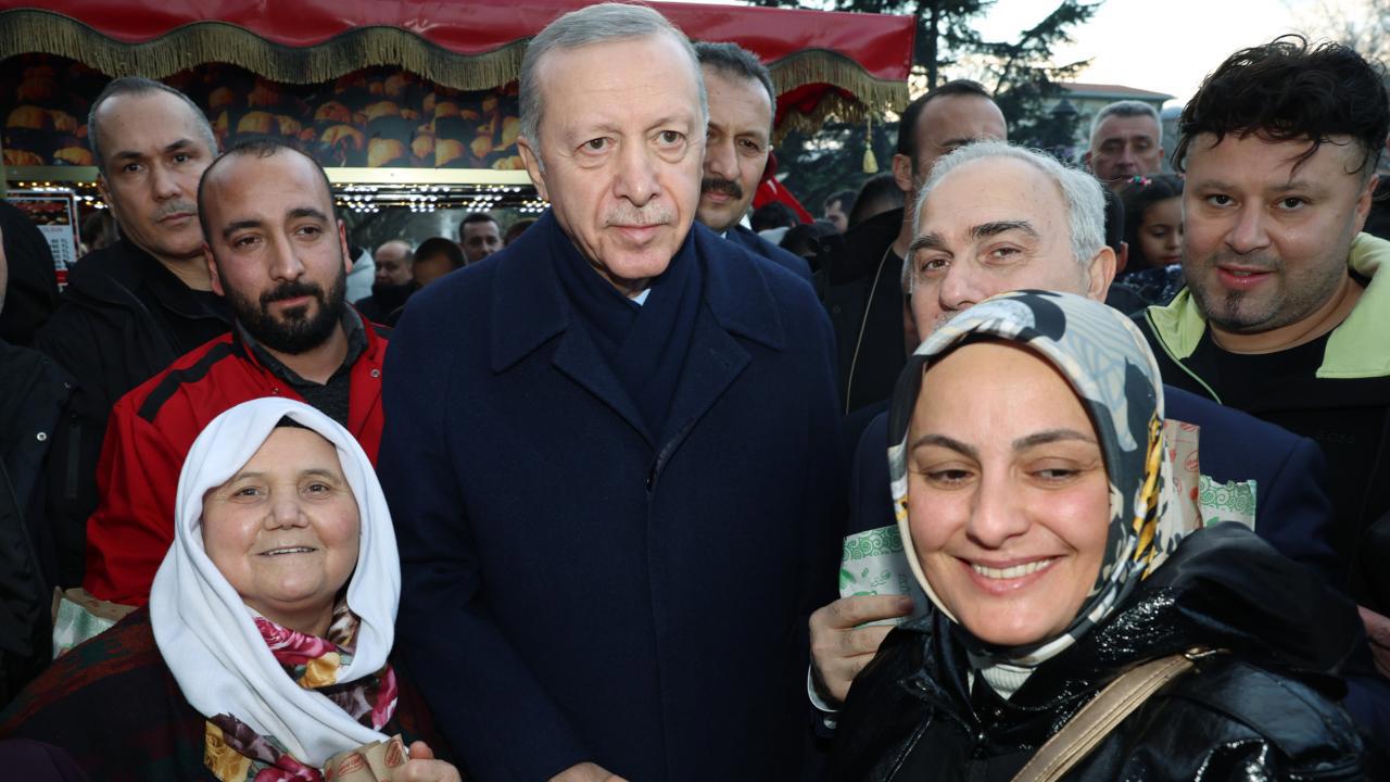Cumhurbaşkanı Erdoğan Sultanahmet'teki Vatandaşların Kandilini Kutladı