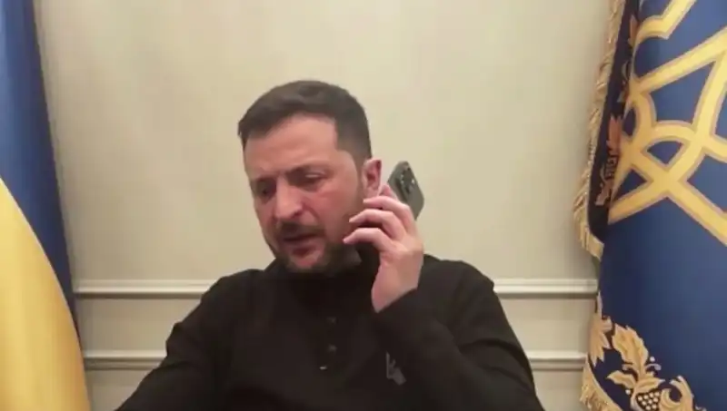 Zelenski'nin Basın Toplantısında Macron'un Gizemli Telefonu: Ne Konuştular?