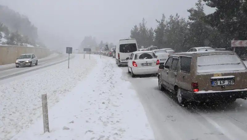Kar Yağışı Sebebiyle Denizli-Antalya Kara Yolunda Trafik Felç Oldu!