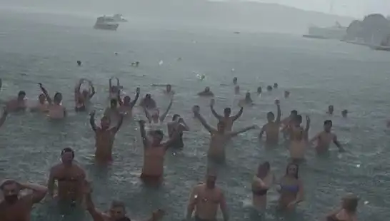 İstanbul'da Yağmura Rağmen Denize Giren Cesur Bebekli Yarışmacılar