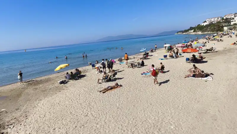 Sıcak Hava Dalgası Plajları Doldurdu: Yazın Keyfi Başladı!