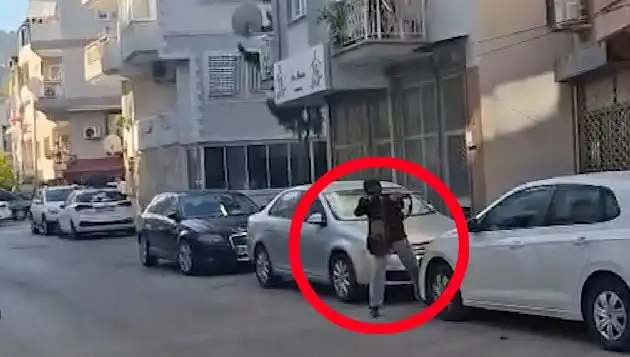 İzmir Sokaklarında Gerilim: Saldırganla Olay Anı Çatışma Görüntüleri Ortaya Çıktı