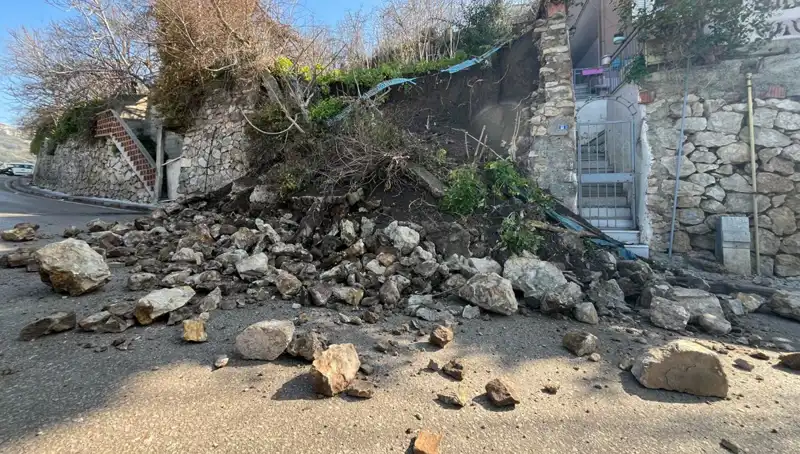 İstinat Duvarı Yola Çöktü: Şehrin Merkezinde Şok Eden Gelişme