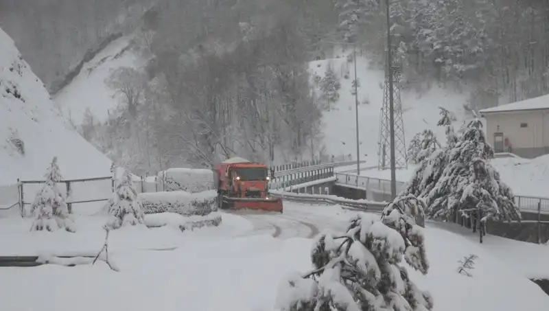 Bolu Dağı’nda Yoğun Kar Yağışı Başladı: Kayak Severleri Sevindiriyor!
