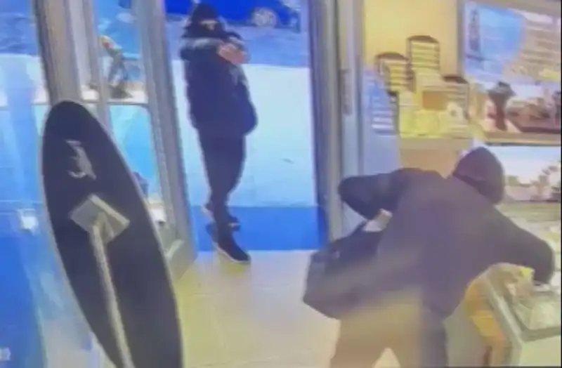 Ümraniye’de Meydana Gelen Soygun Girişimi: Maskeli Şahıslar Silahlarla Gözaltında