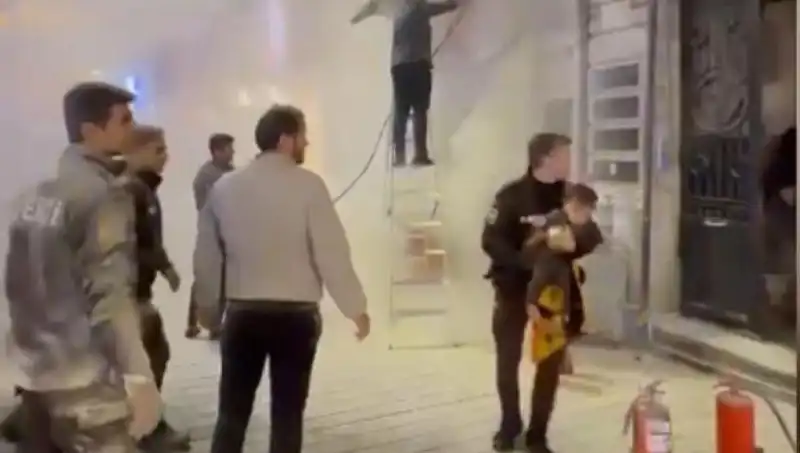 Beyoğlu'ndaki Büfede Patlayan Yangın: Çocuk Hayata Döndü