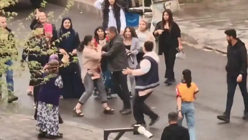 Adliye Önünde Tekmeli Yumruklu Kavga: Neler Oldu?