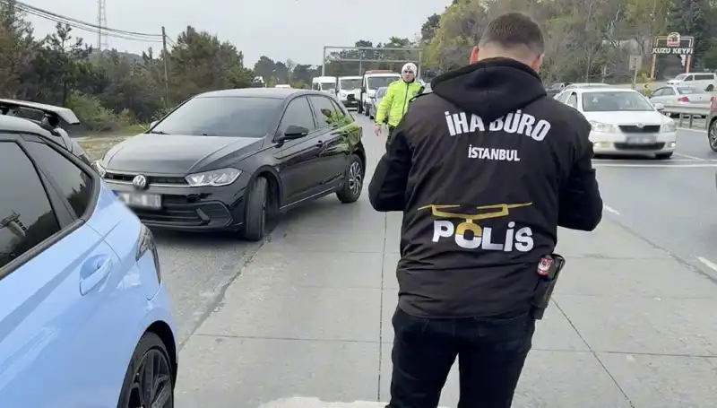 Emniyet Şeridini İhlal Eden Sürücü Suçunu Yolda Buldu: Şok Edici Gelişmeler