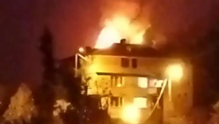Saman Yüklü Çatıda Korkutan Yangın: Mahalleli Panik Halinde Sokağa Döküldü