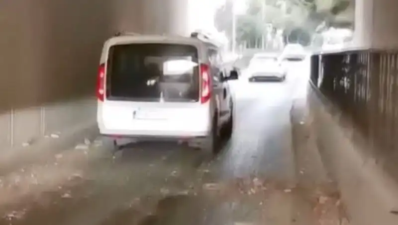 Trafikte Korku Dolu Anlar: Beton Parçaları Araçların Üzerine Düştü