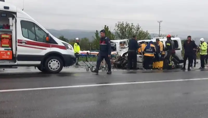 Denizli'de Korkunç Trafik Kazası: İki Araç Kafa Kafaya Çarpıştı!