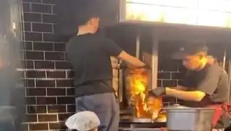 Pişmiş Tavuk Döner Üstüne Çiğ Et Eklediler: Şok Edici Olayın Ayrıntıları