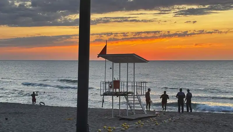 İnkumu Plajı'nda Deniz Akıntısı Paniği: Tatilcileri Aynı Anda Korkuttu!