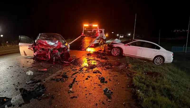 Çanakkale'de Feci Kaza: İki Otomobil Kafa Kafaya Çarpıştı, 3 Can Gitti