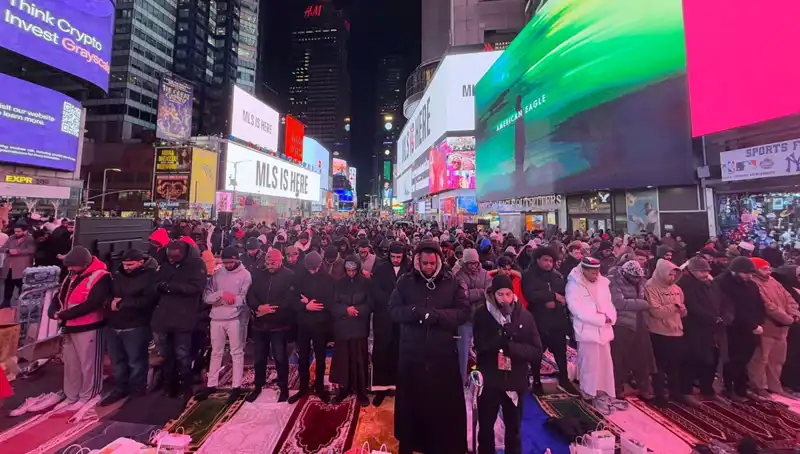 New York Times Meydanı'nda Tarihi Teravih Namazı: Dünyaya Örnek Oluyor