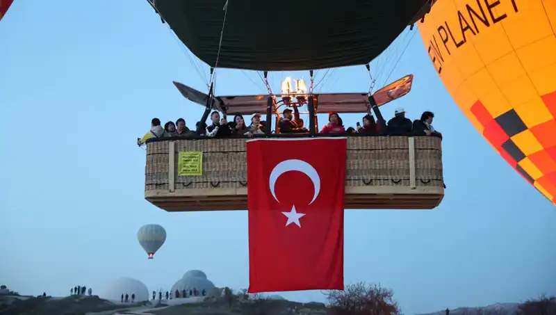 Kapadokya'da 23 Nisan Coşkusuyla Renklenen Balon Gösterisi