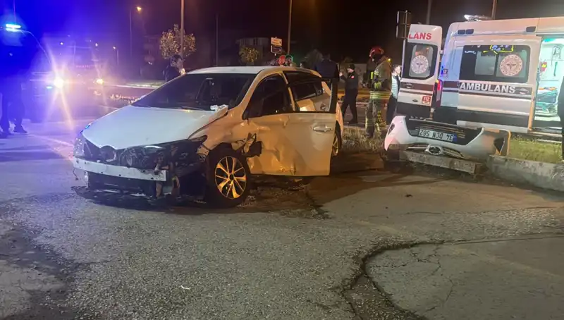 Pikap ve Otomobil Kaza Yaptı: Yaralılar Hastaneye Kaldırıldı