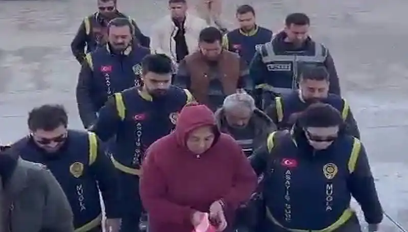 7 Yıl Sonra Ortaya Çıkan Korkunç Gerçek: Bebek ve Çikolata Poşetinin Sırrı Ne?