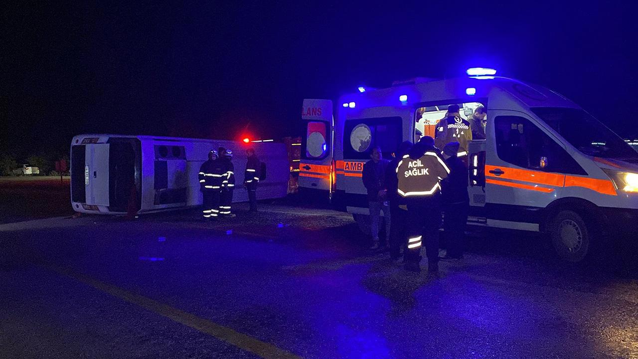 Midibüs devrildi: 24 yaralı