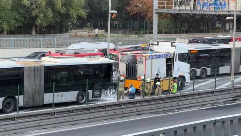 İstanbul’da Metrobüs Yangını: Yolcular Panik İçinde Kaçıştı