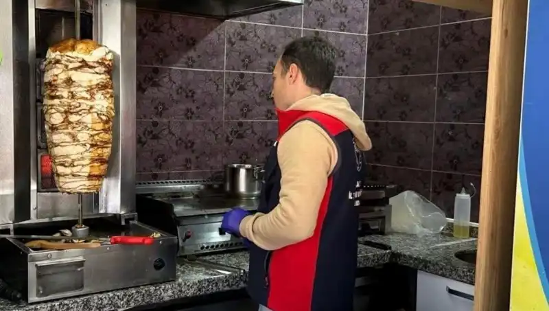 Tavuk Döner Alarmı: İşletmelere Yasal Baskınlar Devam Ediyor!