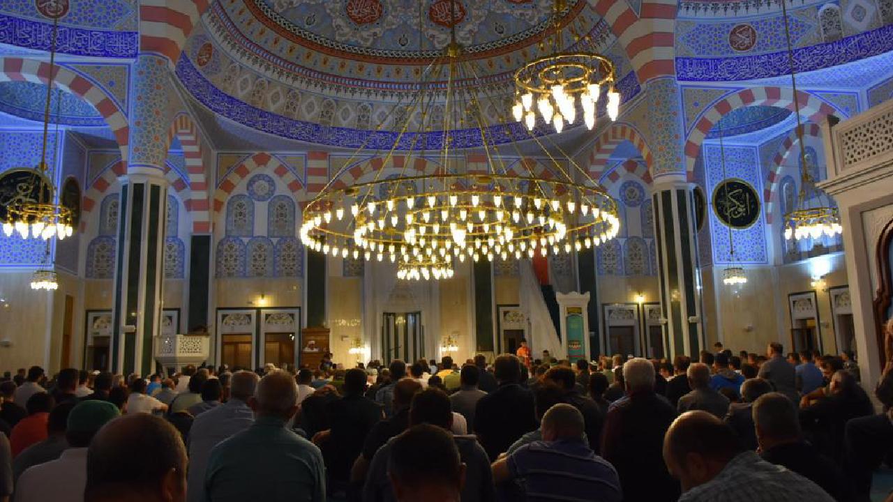 Regaip Kandili'nde Müslümanlar dualarda birleşti