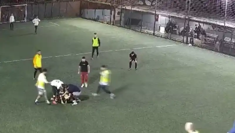 Futbol Maçında İki Ayrı Halı Sahada İki Ölüm Olayı!