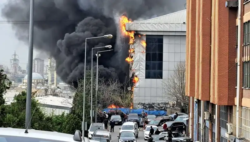 Başakşehir Sanayi Sitesinde Alevler Yükseldi: Yangının Nedeni Ne?