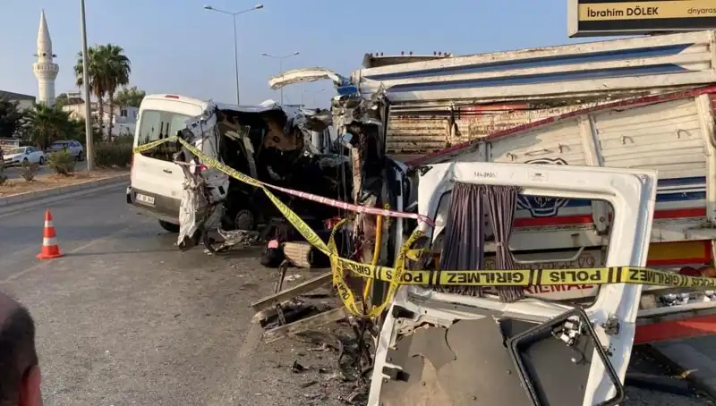 Mersin'de Tatil Yolunda Meydana Gelen Feci Kaza: İki Kişi Hayatını Kaybetti