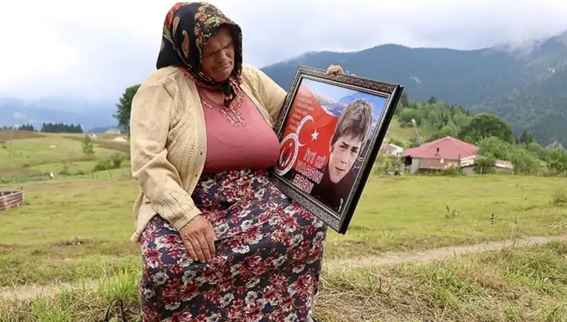 DEM Parti, Eren Bülbül'ün Annesine Özel Bayram Ziyareti Gerçekleştirdi