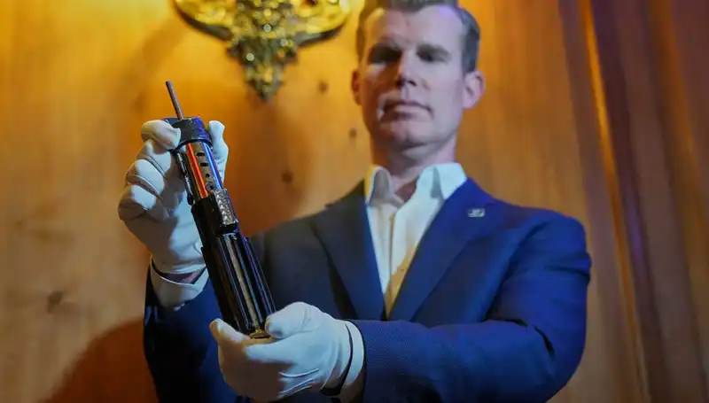 Darth Vader’ın Efsanevi Işın Kılıcı, 3.65 Milyon Dolar Karşılığında Satıldı!