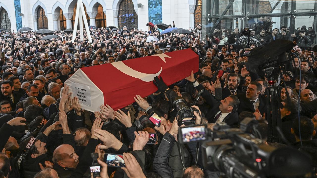 Ferdi Tayfur'u sevenler son yolculuğuna uğurladı