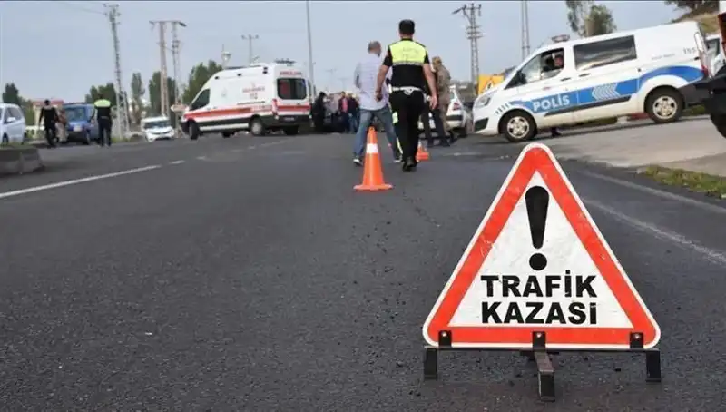 Antalya'da Otomobil Kazası: Kanala Devrilen Araçta İki Yaralı!