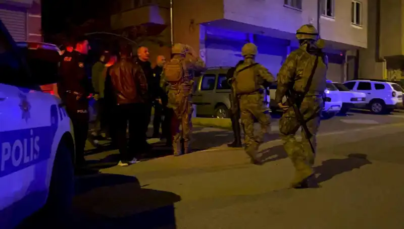 Balkondan Tüfekle Ateş Açan Şahıs, Polis Gelince Kendini Eve Kilitledi