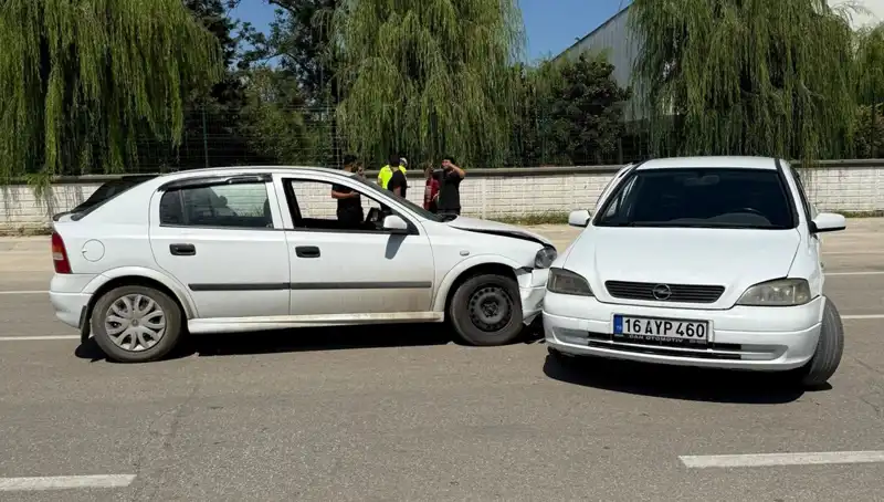 İki Otomobil Çarpıştı: Kaza Sonrası Ortalık Karenkış!