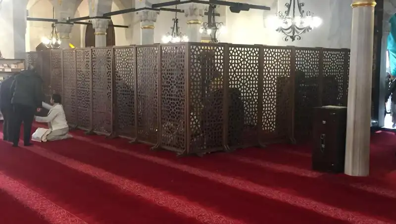 Teravih Namazında Kadın-Erkek Yan Yana İddiası: Gerçek mi, Yalan mı?