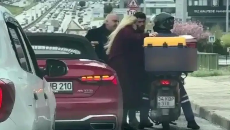 D-100'de Korkunç Olay: Motokuryeye Silah Çeken Adam Dehşet Saçtı!