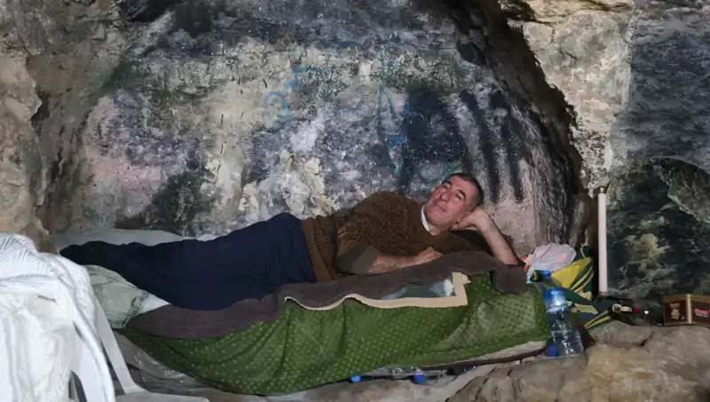 55 Yaşındaki Adamın İki Yıldır Yaşadığı Mağara Hayatı: Huzur ve Oksijen Ülkesi