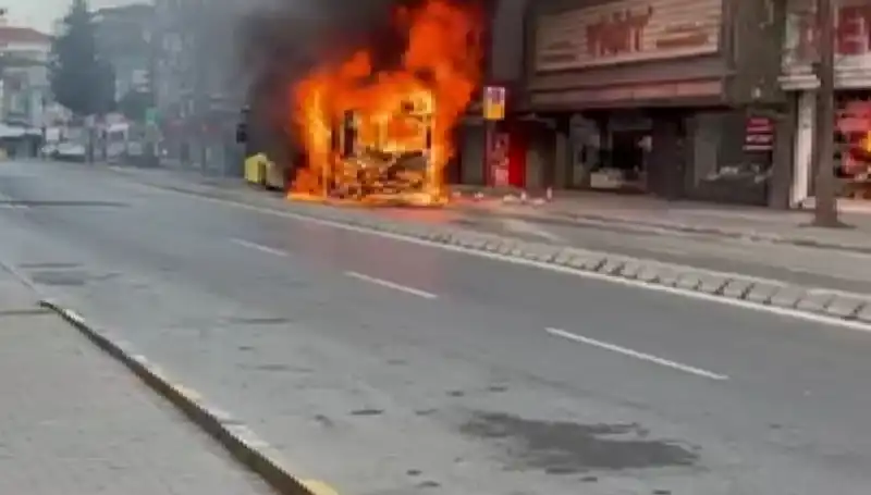 Ümraniye'de Korkunç Yangın! O Anlar Kameralara Yansıdı