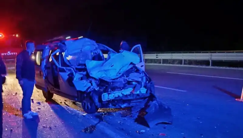 Otoyolda Feci Kaza: TIR'a Çarpan Araç Hurdaya Döndü!
